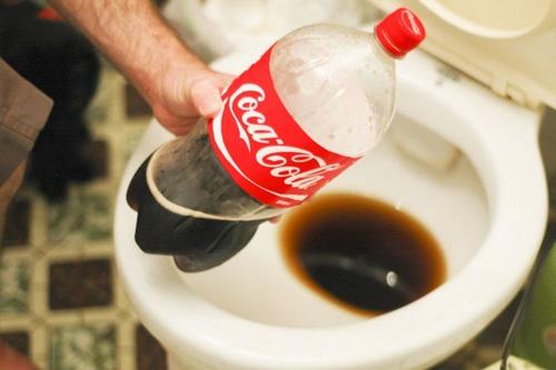 Cola i toaletten