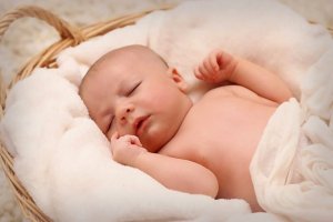 8 saker du aldrig ska göra med en nyfödd