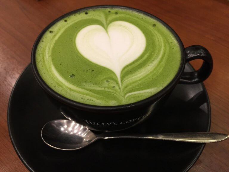 En kopp grönt te med lattehjärta