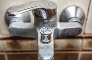 Hur man tar bort kalkavlagringar från badrummet naturligt