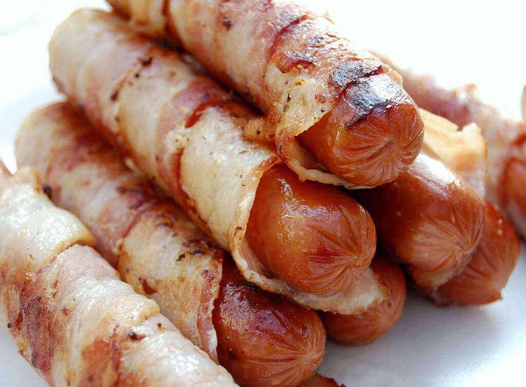 Korv-omlindad-med-bacon.