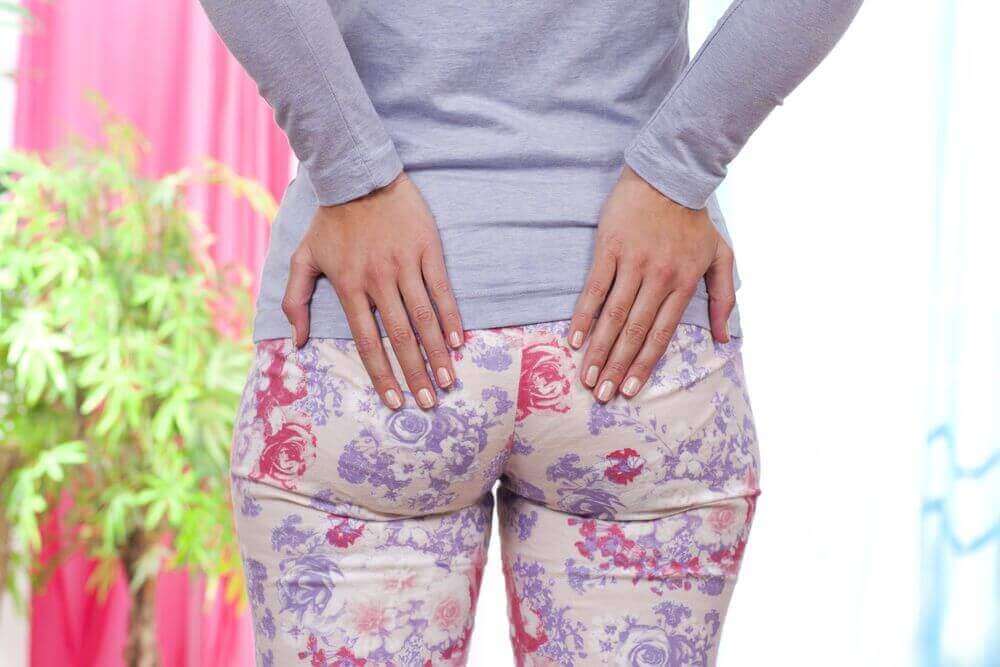 Kvinna-med-händerna-på-rumpan.