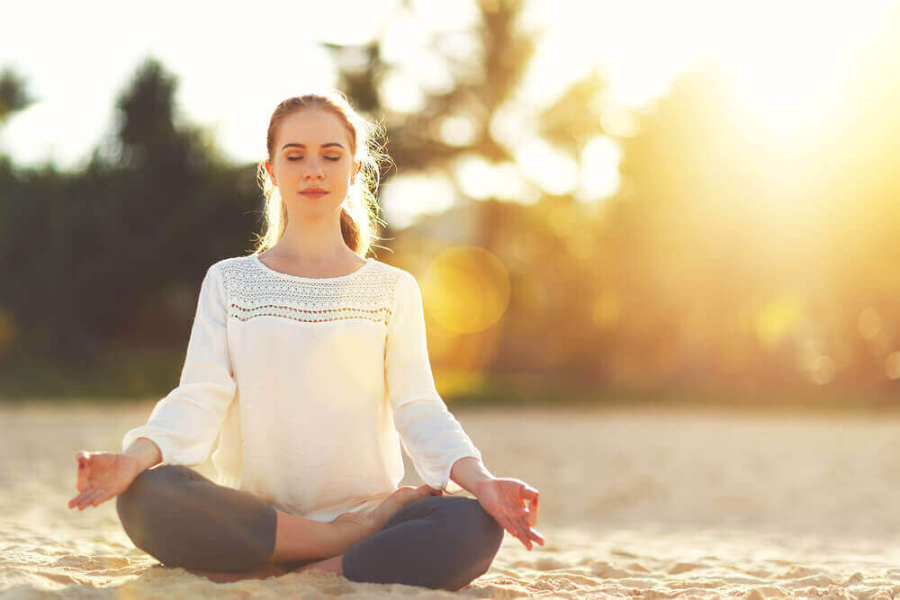 Kvinna som meditar.