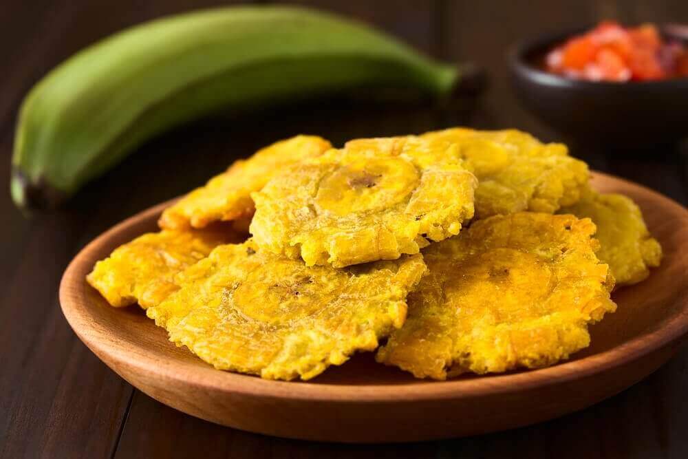 Tostones på fat.