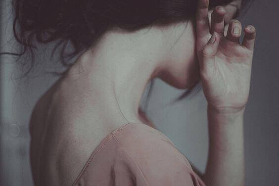 Ett barn till en narcissistisk mamma får ofta dåligt självförtroende.