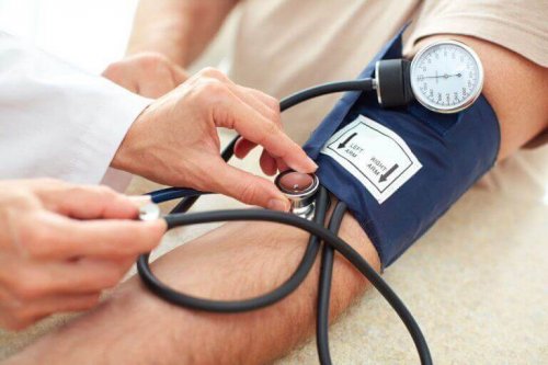 Blodtrycksmätare på persons arm