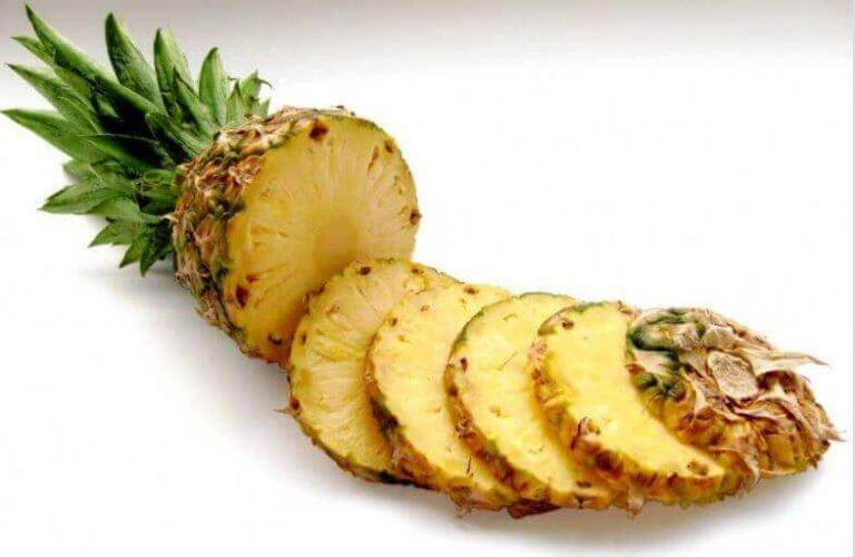 skivad ananas med skal på