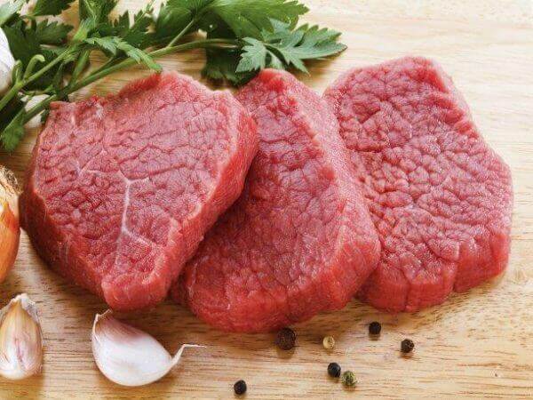 Köttskivor och vitlök.