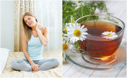 Kvinna som har ont i nacken.