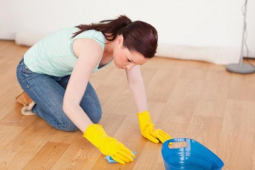 kvinna-rengör-golv