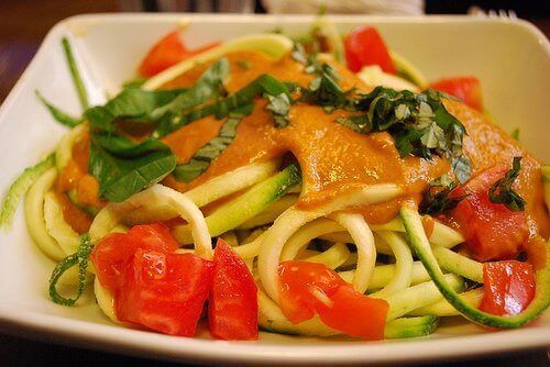 Steamade grönsaker med spaghetti.