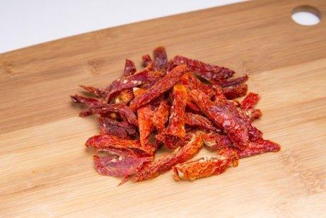 strimlade soltorkade tomater