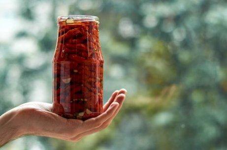 soltorkade tomater i glasflaska