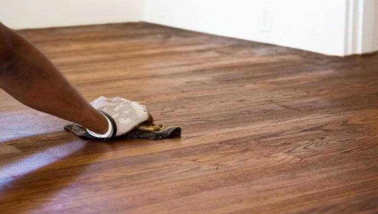 Hur du gör för att få skinande golv beror på vilket material de är i.