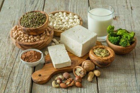 veganska proteiner: kikärtor, tofu, bönor, broccoli, nötter