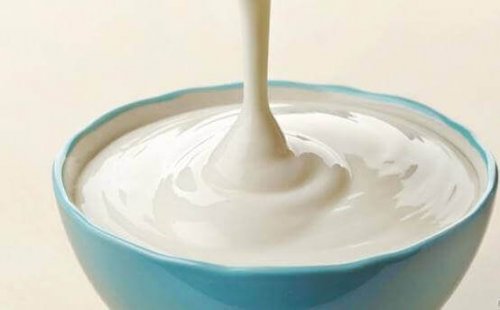 naturlig yoghurt i skål