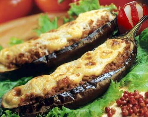 Aubergine med köttfyllning och ost