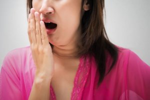 Behandla halitos effektivt på ett naturligt sätt