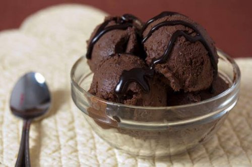 Chokladglass med chokladsås