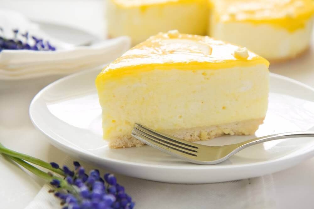 Citronmousse med gaffel.