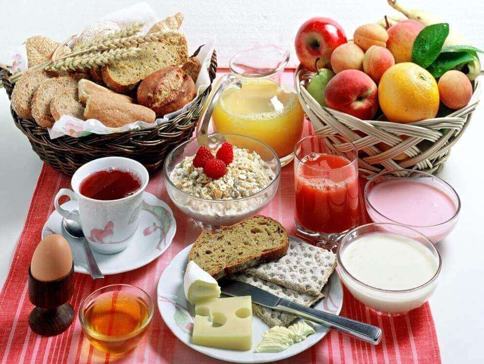 En varierad frukost.