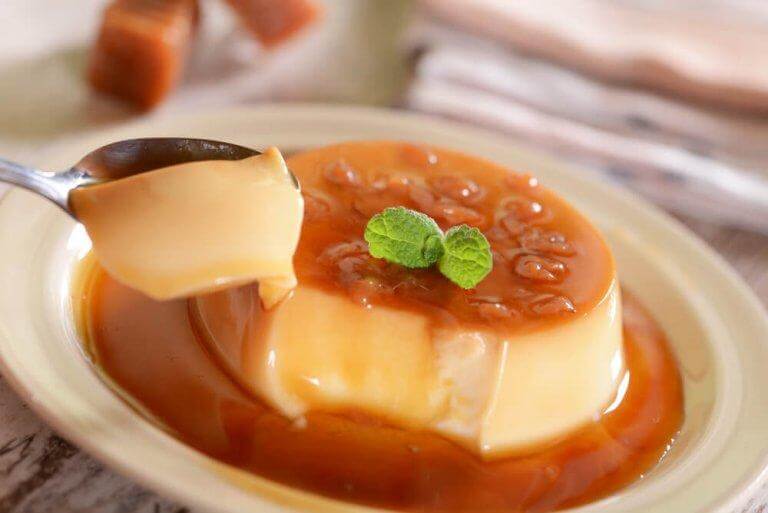 Napolitansk flan med karamellsås