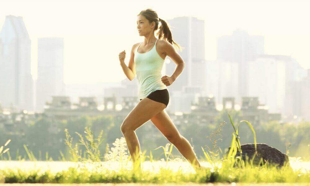 Kvinna joggar