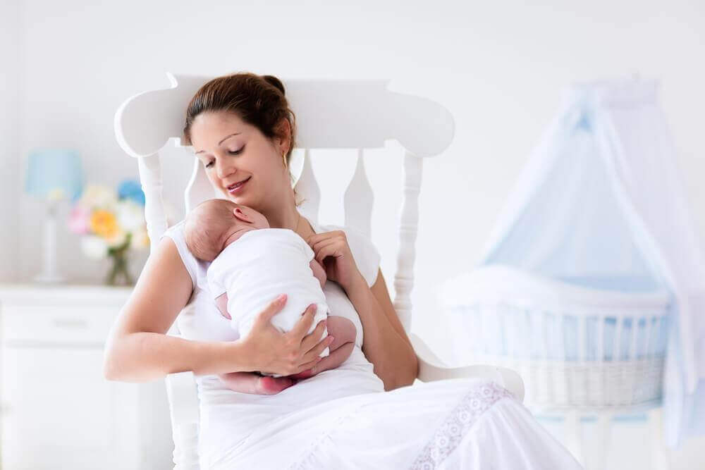 Mamma med nyfödd bebis