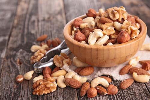 Nötter är exempel på mat som motverkar minnesproblem