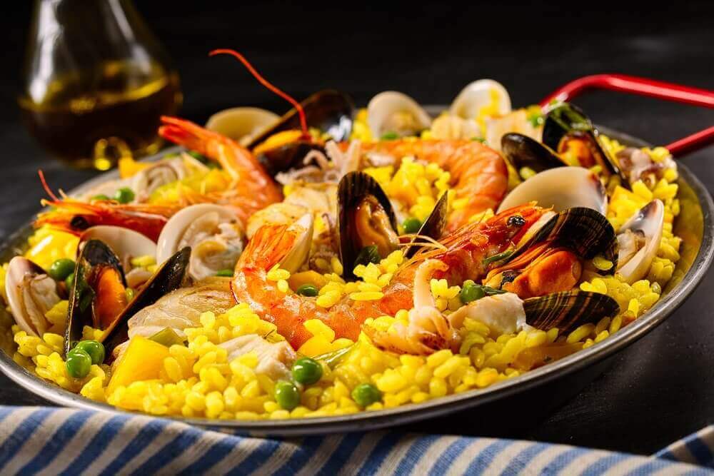 Paella med skaldjur.