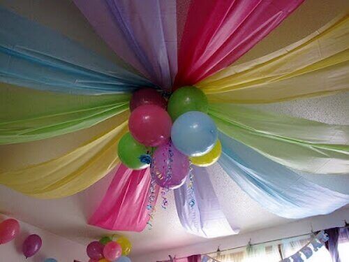Ballonger och tyg i taket.