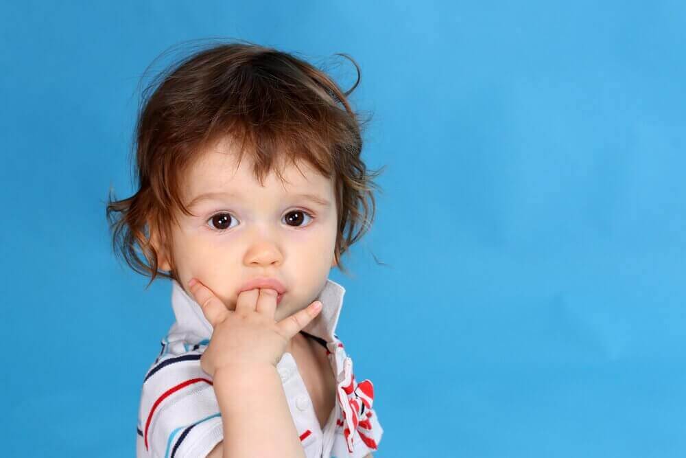 Barn suger på fingrarna