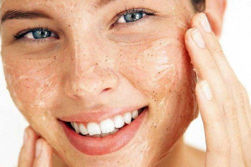 kvinna exfolierar huden på ansiktet