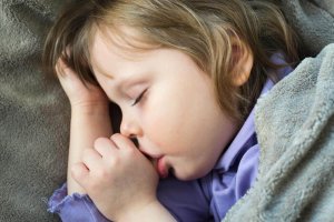4 tips för att få barn att sluta suga på tummen