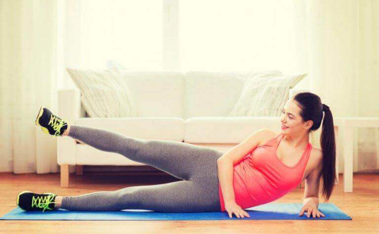 kvinna utför benhöjningsövning