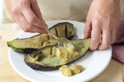 Koka eller ugnsbaka äggplantan för att få ur köttet