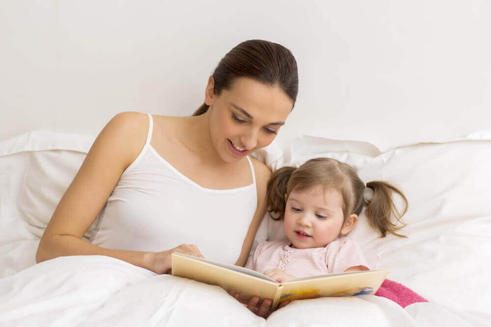 Mamma läser för dotter
