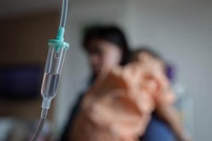 Vad du ska göra om ditt barn dricker blekmedel