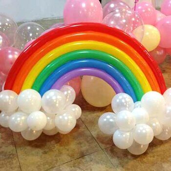 Ballonger i alla regnbågens färger.