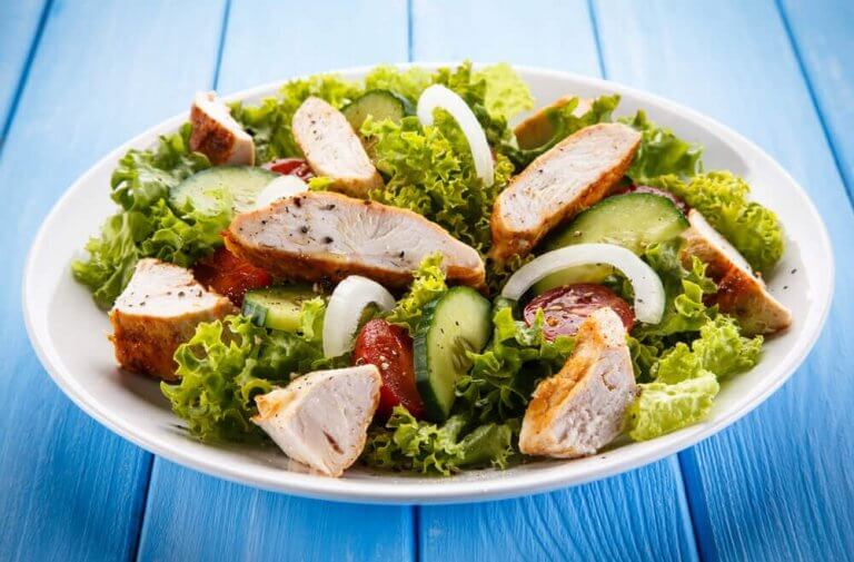 Sallad med kyckling - en del av kronärtskocksdieten