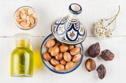 Arganolja innehåller E-vitamin som är bra för håret