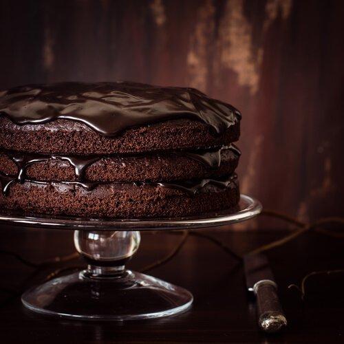 Chokladtårta med tre lager.