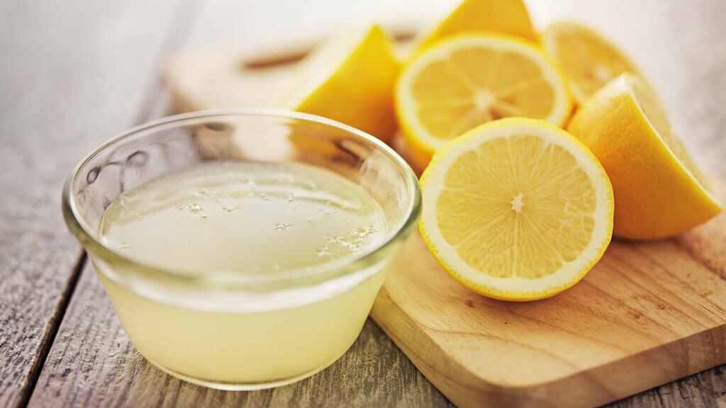 Citronjuice och citronskivor.