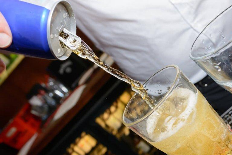 Att blanda energidrycker med alkohol är skadligt.