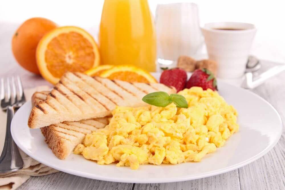 Frukost med ägg och bröd.