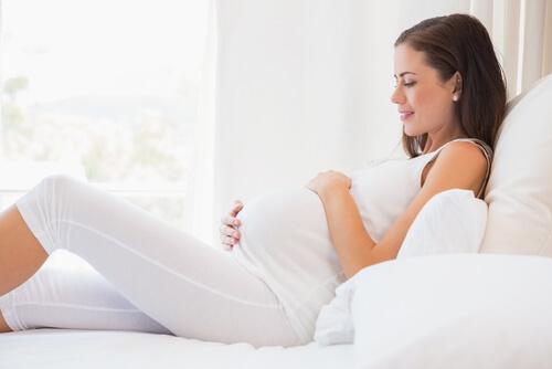 Att inte sova på rygg minskar risken för fosterdöd