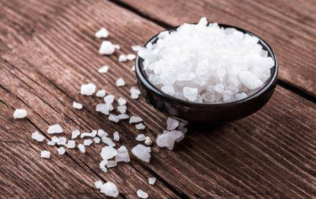 Salt tar bort oljefläckar på kläderna