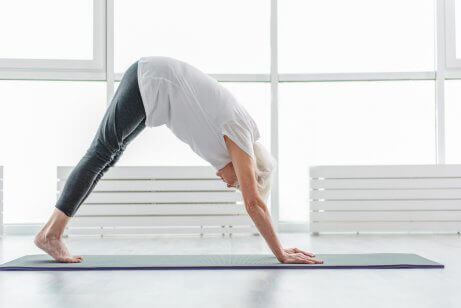 Kvinna som utför yoga.