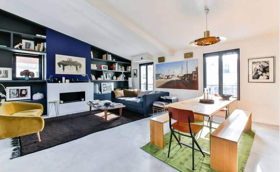 Rum med minimalistisk inredning