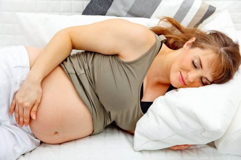 Att sova på sidan kan minska risken för fosterdöd